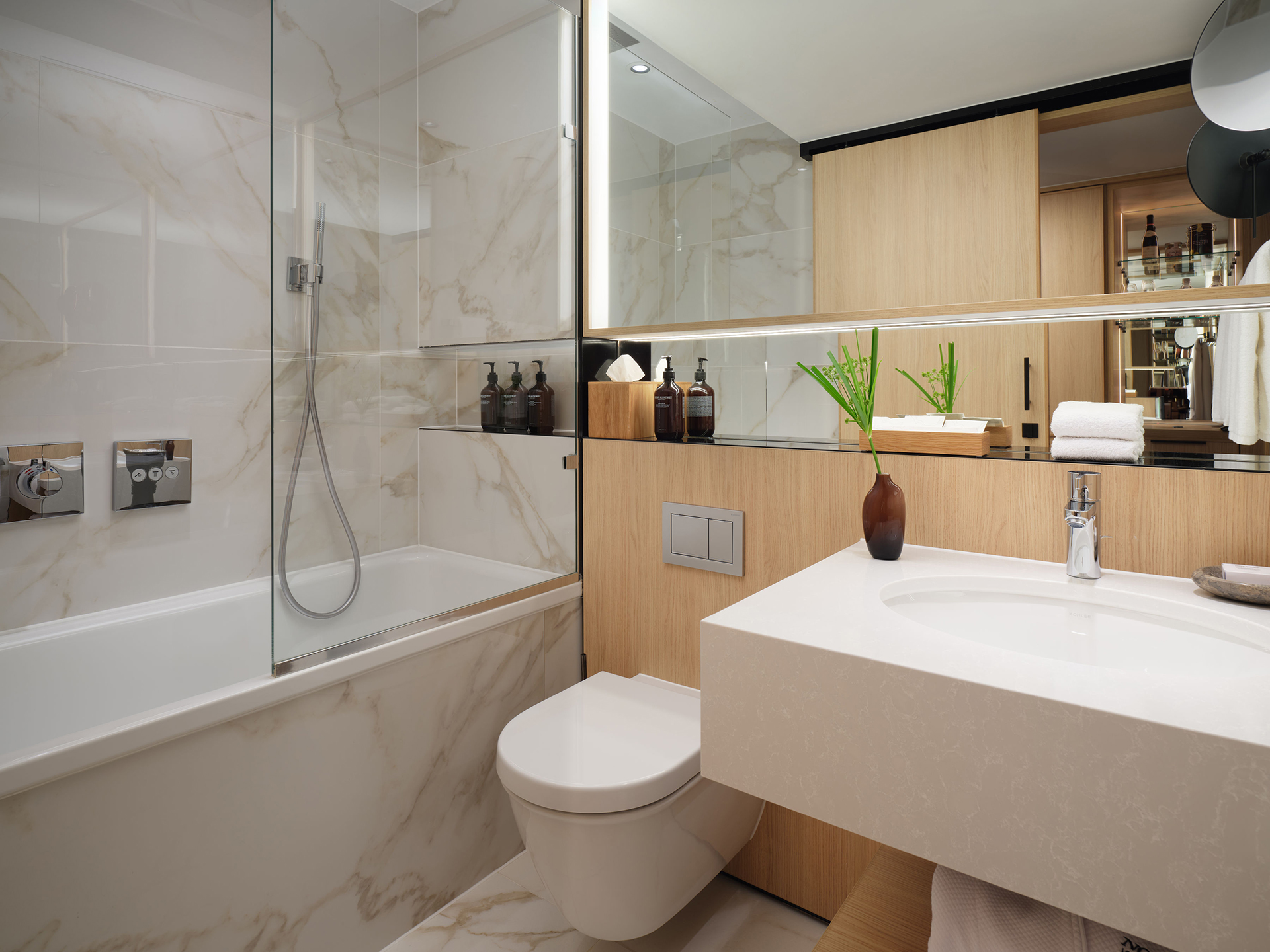 Bathroom with bathtub for Deluxe and Deluxe Balcony