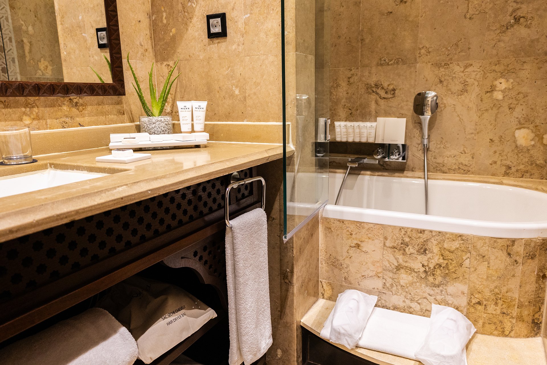 sink and bathtub of Junior Suite