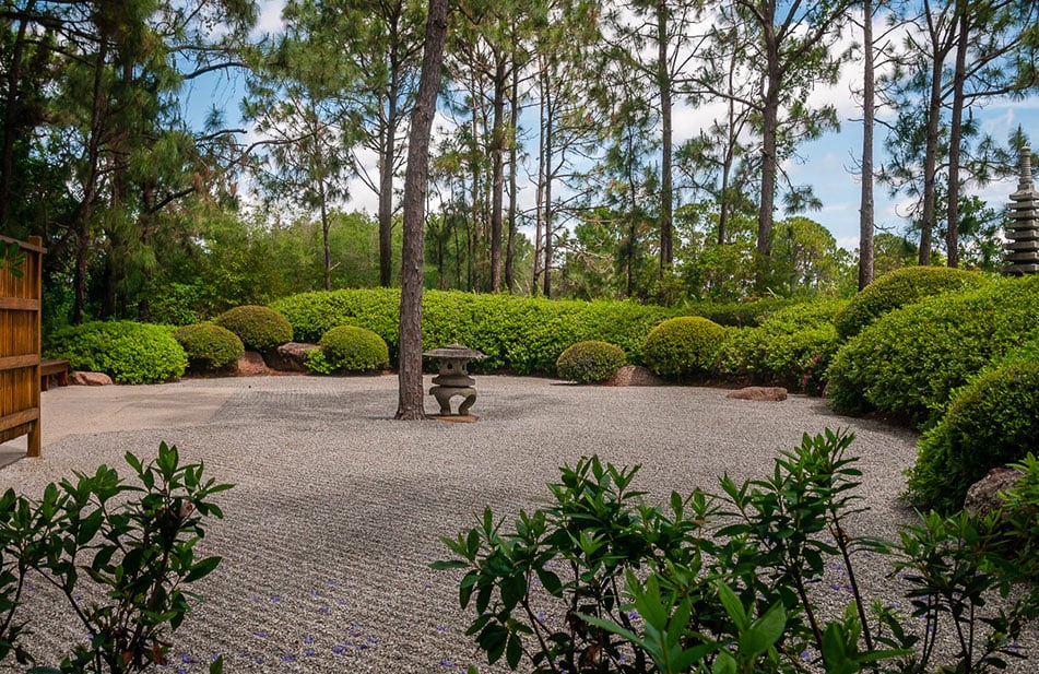 Hiraniwa flat with some trimmed plants in Garden Morikami